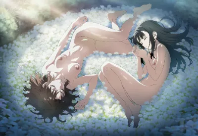 庭園で目を閉じて寝そべっているヌード姿の両儀式と娘の未那