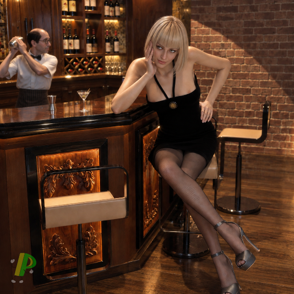 黒いドレスのボスが誘う夜のバー