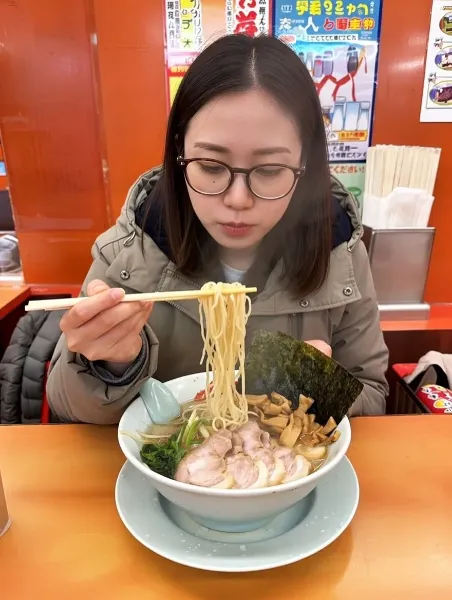 ラーメンを食べる女性(リアリズム)