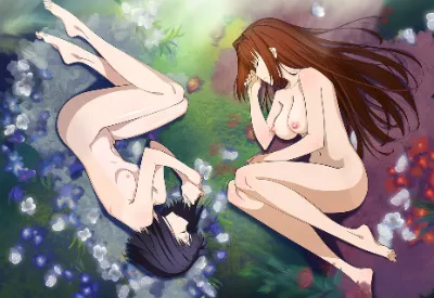 花畑で目を閉じて寝そべっているヌード姿の青子と有珠