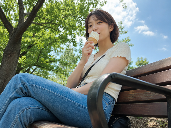 夏の公園で溶ける甘い記憶