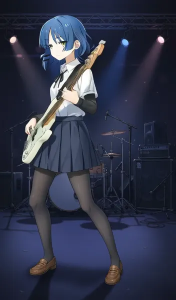 白のベースを弾く山田リョウ