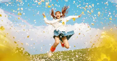 青空に弾ける笑顔と花吹雪｜ヘッドホンを装着して丘の上で大ジャンプするアクティブ女子の爽快ポップファンタジー