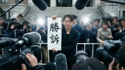 勝訴して無罪になった人のフリー素材
