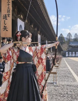 弓道を披露する女性