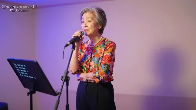 演歌を嗜むおばあさん