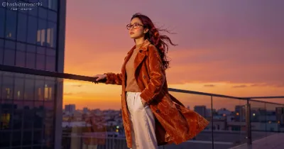 夕暮れのルーフトップに佇む美女｜ベロアコートが琥珀色に染まる都会のエモーショナルファンタジー