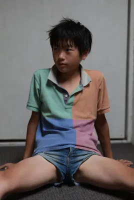 虹色シャツの少年の秘密の時間