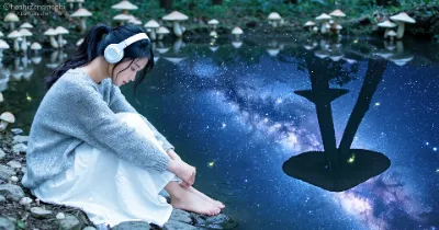 水面に映る満天の銀河｜ポニーテールの少女が静寂の池のほとりで佇む、ミステリアスな宇宙リフレクションファンタジー