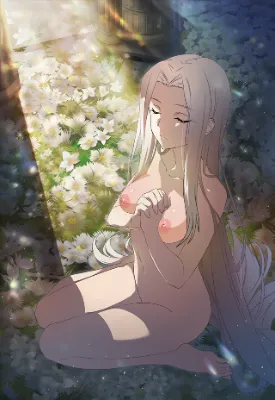 神殿で目を閉じて祈りを捧げるヌード姿のアイリスフィール