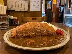 レトロな定食屋で出会う熱々カツカレー
