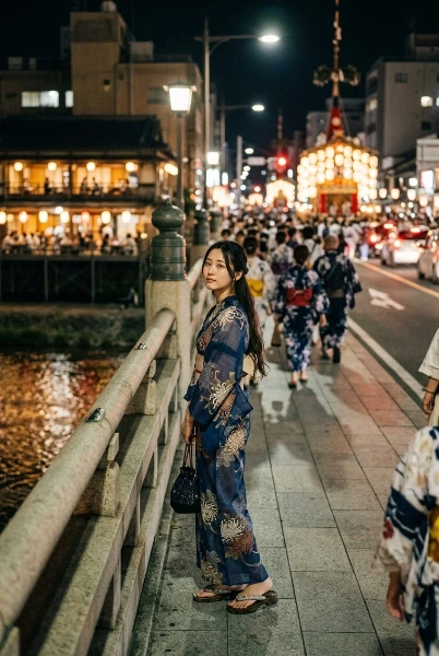 祇園祭の夜、四条大橋に一人佇む高貴な女性