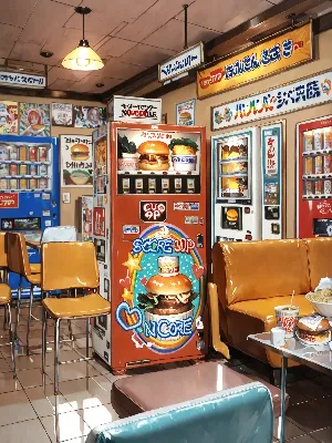 自販機の光が照らす、懐かしいランチタイム