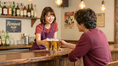 常連さんとグラスを合わせる和やかな瞬間