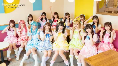 元気なキャスト全員集合！賑やかな集合写真