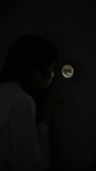 壁の穴(穴側の視点)