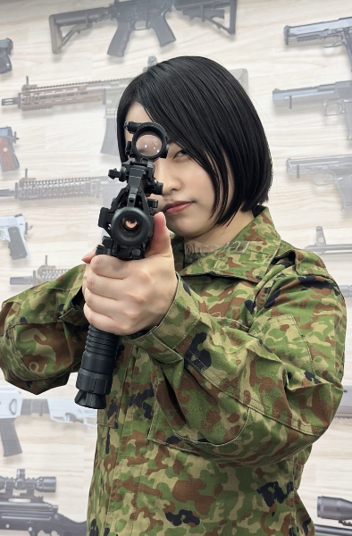 迷彩服の女性とライフル