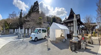 墓地と寺院の風景