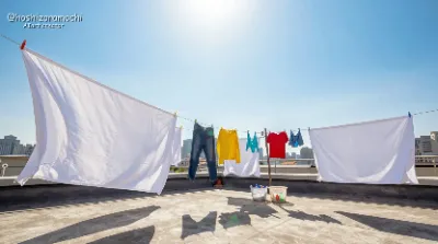 屋上庭園の風に揺れる洗濯物と青空