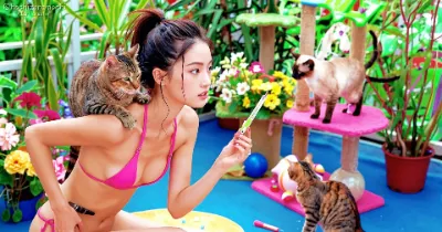 【トロピカルな猫の戯れ】ピンクビキニの黒髪ポニーテール美女と猫たち｜南国ガーデンで過ごす賑やかな日常