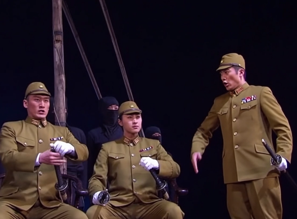 舞台の軍人たち