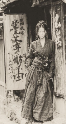 古い町並みに立つ女侍
