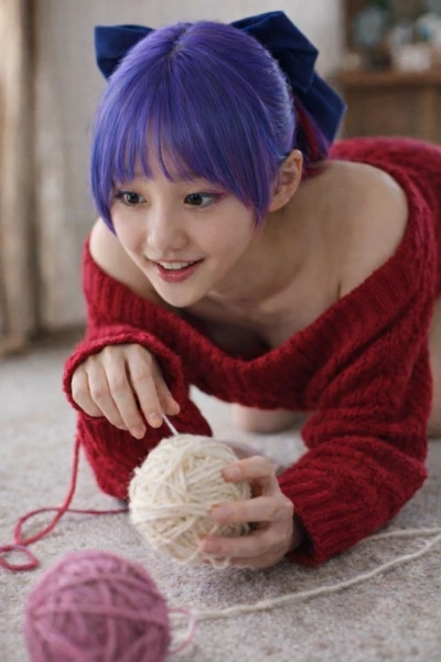 毛糸玉で遊ぶ女子