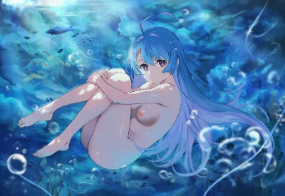 水中で体育座りして漂っているヌード姿のヘレナ